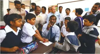  ?? BERNAMAPIX ?? Kamalanath­an speaking to pupils of SJKT Ladang Bukit Serampang in Johor yesterday after opening the school.