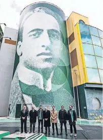  ?? ?? Frederico Varandas aproveitou para o jogo de ontem para inaugurar o mural de José Alvalade da autoria do artista Daniel Eime junto à porta 3 do estádio com o nome do fundador. O ex-presidente e neto do fundador José Roquete esteve presente. O mural resulta de uma parceria com a Galeria de Arte Urbana da Câmara Municipal de Lisboa.