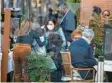  ?? Foto: dpa ?? In den Cafés und Restaurant­s in Madrid herrscht Hochbetrie­b.