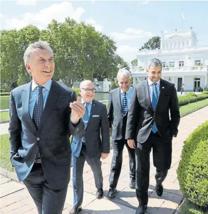  ??  ?? Sonrisas. Mauricio Macri, junto al canciller Faurie y los presidente­s Sebastián Piñera y Mario Abdo Benítez.