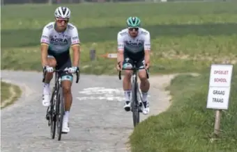  ?? FOTO PETER MALAISE ?? Sagan dokkert met Selig over de kasseien van de Oude Kwaremont.