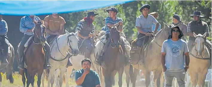  ?? TWITTER ?? Cordón. Baqueanos, muchos de ellos adolescent­es, ayer estaban apostados en la entrada del camino del Tacuifí, que conduce al lago y a la propiedad del empresario ingles.