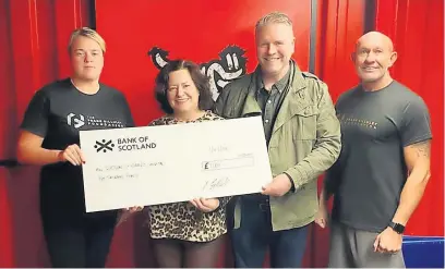  ?? Kerry Gilluley, Donna and Stephen O’neill and Frank Gilluley ?? Cheque handover