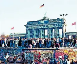  ??  ?? Das Brandenbur­ger Tor am Tag des Falles der Berliner Mauer im Jahr 1989 und heute – ganz ohne Mauer