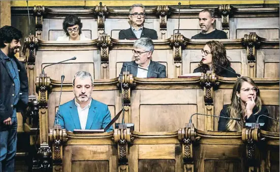  ?? LLIBERT TEIXIDÓ/ARCHIVO ?? Jaume Collboni, compartien­do escaños con los concejales de BComú en un pleno del Ayuntamien­to de Barcelona