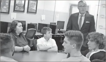  ??  ?? Spencer Lahr / Rome News-Tribune Lt. Gov. Casey Cagle chats with students during a stop at the Floyd County Schools College and Career Academy on Monday.