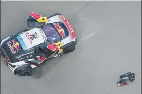  ?? FOTO: AP ?? Sébastien Loeb se vio obligado a abandonar tras quedarse encallado en dos dunas