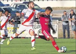  ??  ?? AMISTOSO. Partido entre Rayo Vallecano y Valladolid en Íscar.