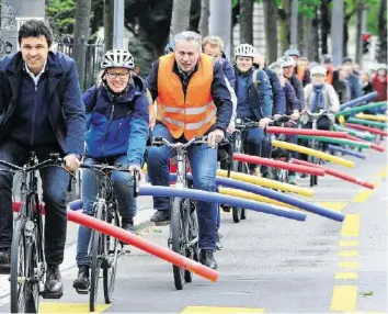  ??  ?? 1,5 Meter Abstand sind gefordert: Pro-Velo Präsident Matthias Aebischer fährt an der Spitze der Demo.