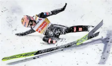  ?? BILD: SN/APA/AFP ?? Stefan Kraft kam am Sonntag in Engelberg zu Sturz, blieb aber unverletzt.