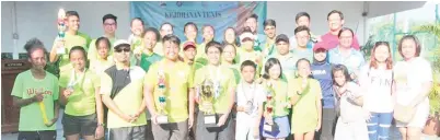  ??  ?? KONTINJEN Zon Barat (Kota Kinabalu) menyapu bersih anugerah johan mengikut kategori (B12, 15 dan 18) pada Kejohanan Tenis MSS Sabah 2018.