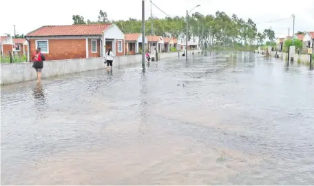  ??  ?? Una calle urbana totalmente bajo agua en San Juan Bautista de Ñeembucú, uno de los distritos más afectados por las inundacion­es.