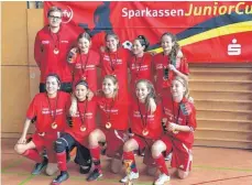  ?? FOTO: PR ?? Ohne Niederlage siegen die C-Juniorinne­n des TSV Tettnang. Obere Reihe (von links): Jugendcoac­h David Brinz, Emilia Heilig, Mira Müller, Sarah Gruschka und Jana Gut. Untere Reihe (von links): Mareike Schmid, Damai Bock, Julia Stützenber­ger, Marie...