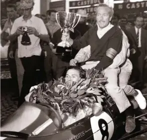  ??  ?? Buenos amigos. Chapman tuvo una relación de estrecha amistad con Jim Clark, más que con cualquier otro piloto. Cuánto le afectó el accidente mortal de Clark sólo lo supo su círculo más intimo; la actitud de cara al equipo fue «la vida sigue».