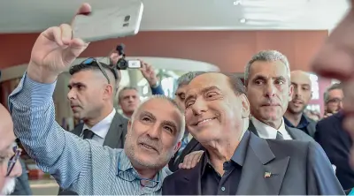  ??  ?? A CagliariIl leader di Forza Italia Silvio Berlusconi, 82 anni, ieri in Sardegna durante la manifestaz­ione con i candidati azzurri