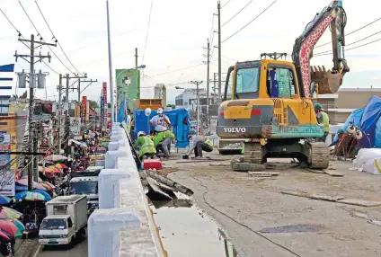  ?? SUNSTAR / ALEX BADAYOS ?? TRAFFIC. A barangay official said traffic enforcers who are doing their job are not helping the traffic problem caused by the repair works on the Tabunok Flyover in Talisay City.