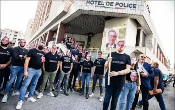  ?? (Photo Camille Dodet) ?? Vendredi, à Toulon comme dans plus de 40 villes, les enquêteurs ont manifesté leur soutien à Eric Arella, patron de la PJ de la zone Sud, démis de ses fonctions le jour même.