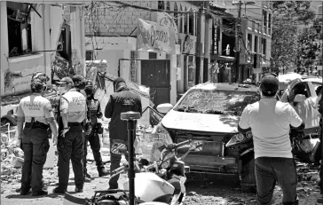  ?? Galo paguay / EL comercio ?? •
Escombros y vidrios quedaron sobre las veredas de la calle García Moreno, Cumbayá.