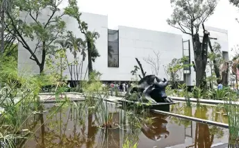  ??  ?? El recinto tiene un jardín que exhibe de forma permanente 14 esculturas de gran formato de Juan Soriano.
