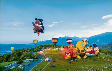  ??  ?? Get a glimpse of the gorgeous and colourful hot air balloons as they float in the air during the Taiwan Internatio­nal Balloon Festival.