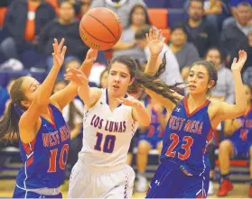  ?? ADOLPHE PIERRE-LOUIS/JOURNAL ?? Los Lunas’ Mica Jenrette, center, is guarded by West Mesa’s Jeniffer Martinez, left, and Jaden Castellaño during Monday night’s game.