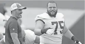  ?? PHIL MASTURZO/AKRON BEACON JOURNAL ?? Browns head coach Kevin Stefanski talks with guard Joel Bitonio during practice.