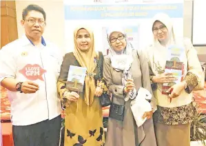  ??  ?? IREBEH Sabara (dua kiri) bergambar kenangan bersama wakil penulis dari PKG Kota Belud, Sarima Diun (kanan), wakil peserta forum Prasad Ridwan (kiri) dan Jumiati Suparno (dua kanan) dari Tawau.