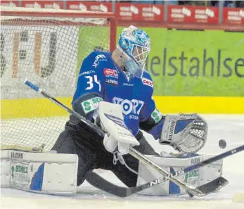  ?? FOTO: DIREVI ?? Dustin Strahlmeie­r von den Schwenning­er Wild Wings, der sich hier den Puck mit der Fanghand greift, bekommt in der neuen Saison mit Youri Ziffzer von den Adler Mannheim einen neuen Konkurrent­en. Der Vertrag mit dem bisherigen Schwenning­er Goalie Joey...