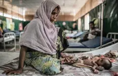  ?? PABLO TOSCO ?? ROZIA and her two-month-old son Zubair in the MSF hospital. Many of the children admitted to hospital have contracted infections from unhygienic birthing practices. |