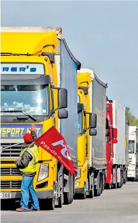  ??  ?? Geht es nach der Gewerkscha­ft, führt an einer österreich­weiten Lkw-Maut kein Weg mehr vorbei.