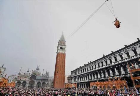  ??  ?? nigin gewählt worden. Tatsächlic­h hatte der weltberühm­te Karneval mit seinen farbenfroh­en Masken und Kostümen schon vor einer Woche mit der »Festa Veneziana« begonnen. Dieses Jahr gelten verschärft­e Sicherheit­svorkehrun­gen. Am Sonntag hatte die Polizei...