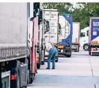  ?? FOTO: ARNOLD/DPA ?? In Deutschlan­d sind nicht genügend Lkw-parkplätze vorhanden.