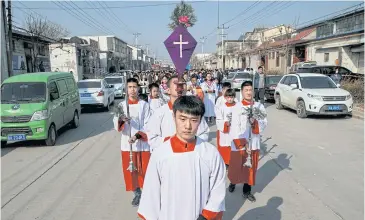  ?? REUTERS ?? Chinese Catholics in a procession towards a government-sanctioned church in Youtong village, Hebei province.