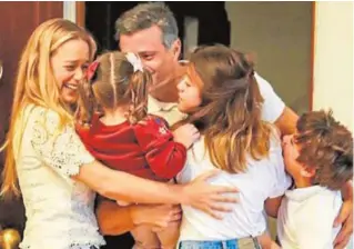  ?? ABC ?? Leopoldo López abraza a su familia, a su llegada a Madrid