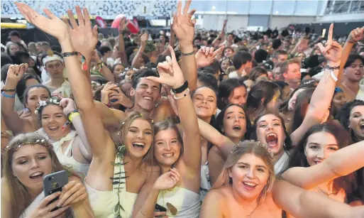  ?? PHOTO: GREGOR RICHARDSON ?? Staying cool . . . A throng of students get into the spirit of the Otago University Student Associatio­n’s annual toga party last night, while Dunedin band the Hot Donnas play the opening set of the event.