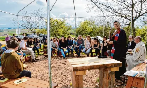  ?? Foto: Peter Tippl ?? Die Weidenkape­lle bei Schopflohe ist am Wochenende eingeweiht worden. Sie ist offensicht­lich die erste im Landkreis. Landjugend­pfarrer Gerhard Schleier (mit Gitarre) er öffnete musikalisc­h den Gottesdien­st.