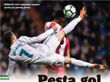  ??  ?? RONALDO (kiri) melakukan sepakan gunting ke gawang Girona.