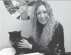  ?? JOEL KAPLAN/RACHEL GELLER/THE ASSOCIATED PRESS ?? A big part of “cat whisperer” Rachel Geller’s work is changing shelter cats’ behaviours.