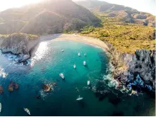  ??  ?? Floating your anchor chain can help in bays dotted with rocks