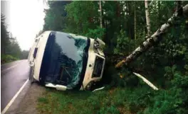  ?? FOTO: ERNEST BOSWARVA ?? Bussen kolliderte i et tre da den havnet utfor veien. Fire passasjere­r oppholdt seg i bussen da ulykken skjedde. De fire skal være uskadet, mens sjåføren har pådratt seg kuttskader.