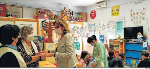  ?? EL DÍA ?? Inmaculada Troncoso, en una visita al Colegio de Educación Infantil y Primaria Vista Alegre.