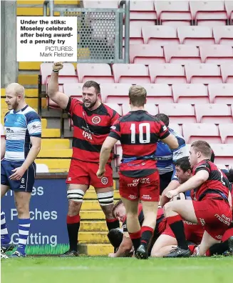  ?? PICTURES: Mark Fletcher ?? Under the stiks: Moseley celebrate after being awarded a penalty try