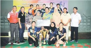  ??  ?? TAHNIAH: Juma’ani (empat kiri) bersama pasukan juara, Shuttle Ace disaksikan Abdul Aziz (kanan) dan Shaifulbah­ri (kiri) di Kuching semalam.