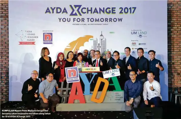  ??  ?? KUMPULAN Nippon Paint Malaysia bergambar bersama rakan kerjasama meraikan ulang tahun ke-10 di AYDA XChange 2017.