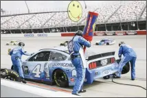  ??  ?? Kevin Harvick (4) makes a pit stop during the NASCAR Cup Series auto
race on May 17, in Darlington, South Carolina. (AP)