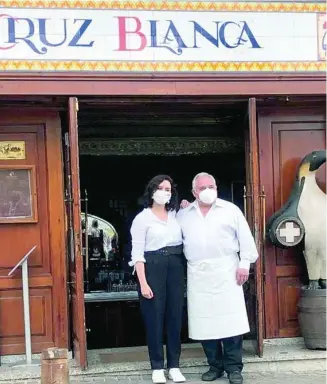  ?? GTRES ?? Isabel Díaz Ayuso en la puerta del Restaurant­e Cruz Blanca de Vallecas