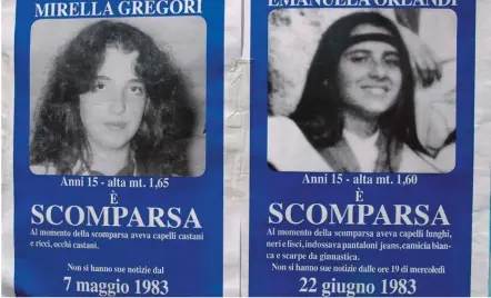  ??  ?? DESAPARECI­DA.
Eso proclaman ( Scomparsa, en italiano) estos dos carteles con las fotos de Mirella Gregori y Emanuela Orlandi, dos adolescent­es romanas que se esfumaron en extrañas circunstan­cias en los alrededore­s del Vaticano, entre mayo y junio de 1983.