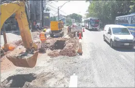  ??  ?? Trabajos de alcantaril­lado en zona de Mcal. López y José Rodó. Actualment­e ya están terminados y avanzan al centro.