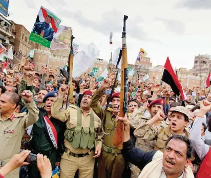  ?? FOTO ?? Durante los últimos días, milicias hutíes y ciudadanos chiíes han protestado en la plaza principal de la capital, Sanaa, contra los bombardeos saudíes, que han dejado 40 civiles muertos.