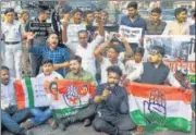  ?? PTI ?? ■
Congress workers protest against Union home minister Amit Shah's visit, in Kolkata on Sunday.